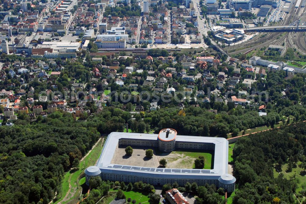 Ulm from above - Stadtansicht Ulm mit Blick auf die Bundesfestung Ulm. Die Bundesfestung Ulm ist, neben Landau, Luxemburg, Mainz und Rastatt, eine von fünf Bundesfestungen. Diese Festungen wurden durch den deutschen Bund finanziert und, neben zahlreichen Landesfestungen, im 19. Jh. aus- oder neu gebaut. Die Bundesfestung Ulm wurde im Zeitraum von 1838 bis 1859 von Festungsbaudirektor und damaligem Oberst Moritz Karl Ernst von Prittwitz und Gaffron entworfen und unter seiner Leitung erbaut. In Friedenszeiten sollte die Festung 5.000 Soldaten des Bundesheeres beherbergen, für den Eintritt des Ernstfalles rechnete man dagegen mit bis zu 20.000 Soldaten. Die Festung stellt sich als geschlossener, polygonförmiger Mauerzug um beide Städte Ulm und Neu-Ulm dar, der in einiger Entfernung eine Reihe Forts vorgelagert sind. Die Wilhelmsburg wurde von 1842 bis 1849 als Reduit der Zitadelle der Festung Ulm erbaut. Soldaten waren noch bis 1970 in den Kasematten der Wilhelmsburg untergebracht. Seither stehen die rund 570 Räume leer. Viele Probleme gibt es bei der Erhaltung der Festungsanlagen. Eine sinnvolle, denkmalgerechte Nutzung hilft, den Bauunterhalt für die Zukunft zu sichern. Das gilt auch für die Freianlagen der Forts. Beträchtliche Teile wurden schon von den beiden Städten und vom Bund restauriert und vor allem kulturellen Einrichtungen zur Verfügung gestellt. Kontakt: Förderkreis Bundesfestung Ulm e.V., Bahnwaldstr. 11, 89233 Neu-Ulm, E-Mail: vereinsvorstand@festung-ulm.de