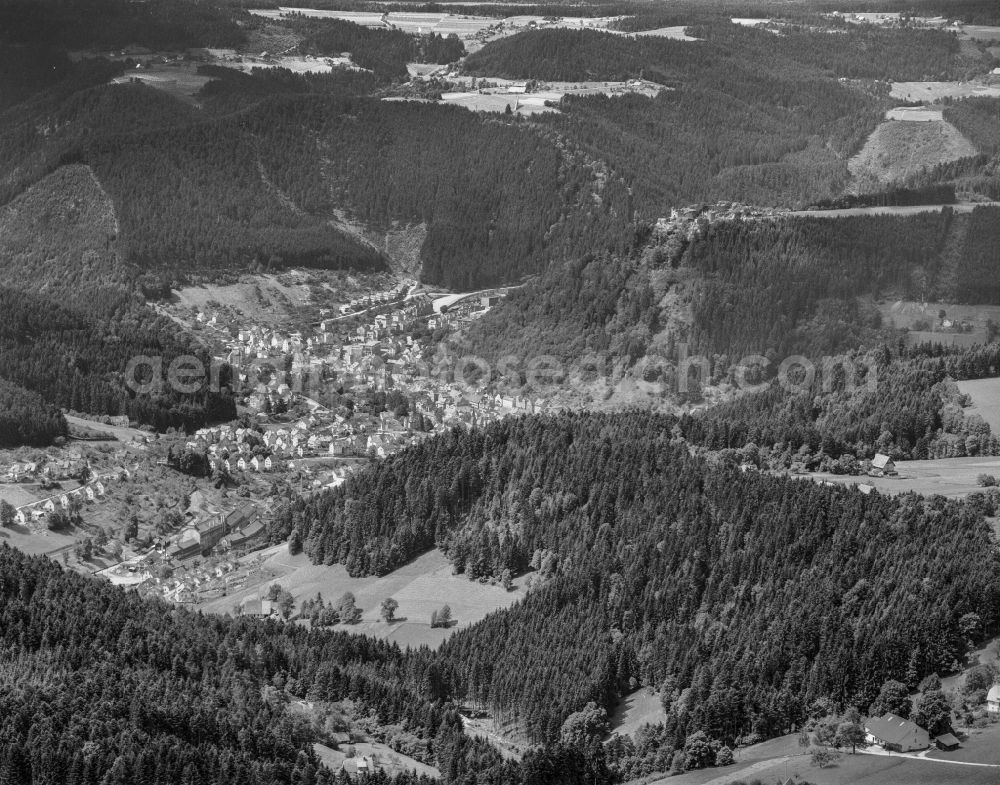 Schramberg from the bird's eye view: City view of the inner city area in the valley surrounded by mountains in Schramberg at Schwarzwald in the state Baden-Wuerttemberg, Germany