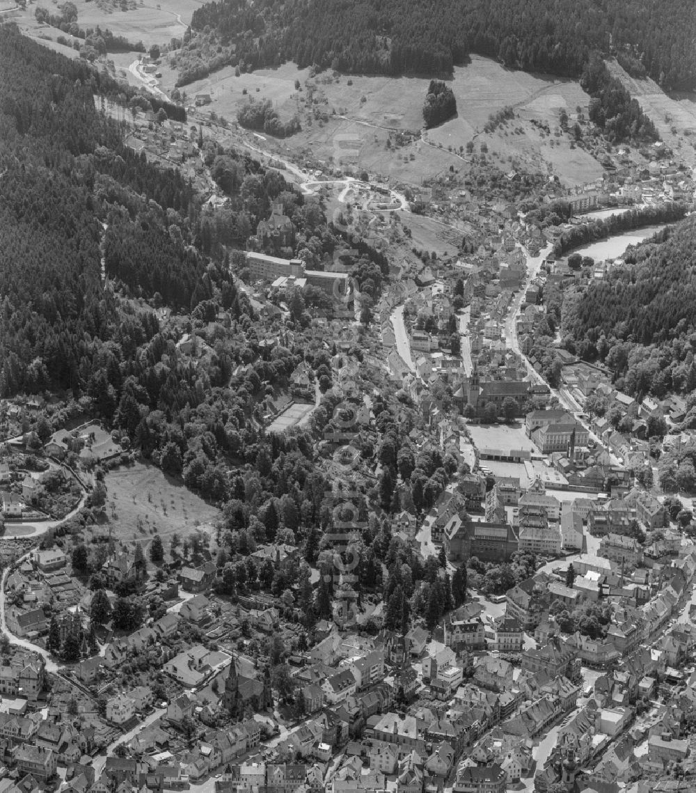 Aerial photograph Schramberg - City view of the inner city area in the valley surrounded by mountains in Schramberg at Schwarzwald in the state Baden-Wuerttemberg, Germany