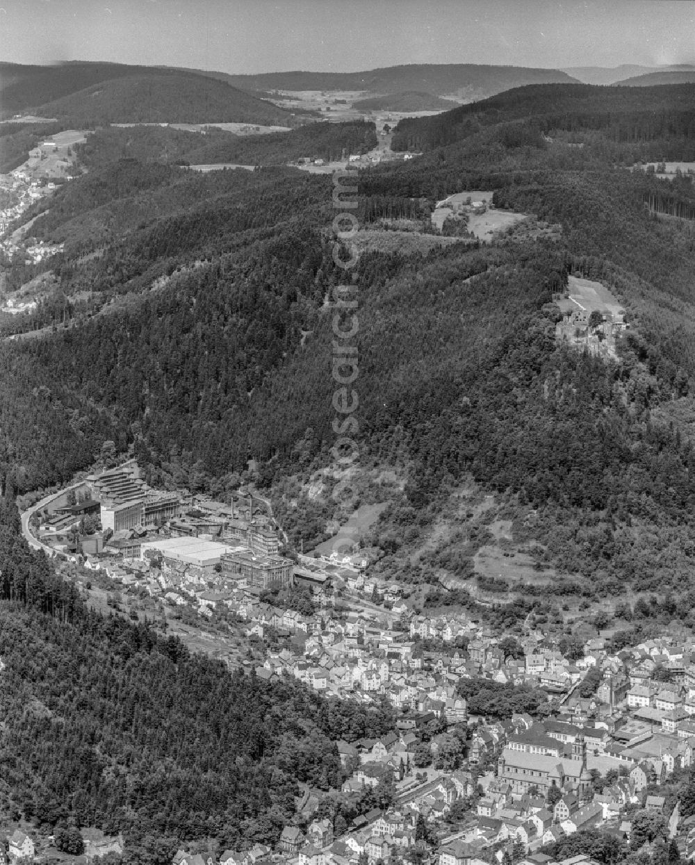 Schramberg from the bird's eye view: City view of the inner city area in the valley surrounded by mountains in Schramberg at Schwarzwald in the state Baden-Wuerttemberg, Germany