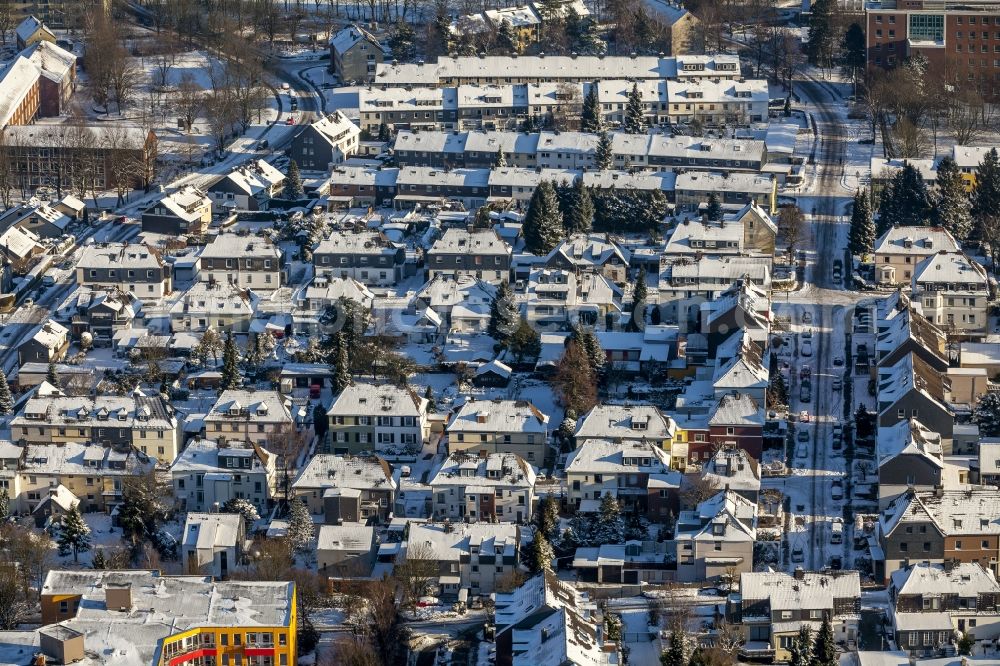 Velbert from above - View of the winterly and snow-covered Velbert in the state of North Rhine-Westphalia. Multi-family houses and apartment houses are standing in a residential area in the West of Velbert