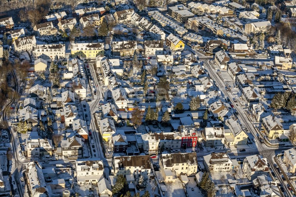 Velbert from the bird's eye view: View of the winterly and snow-covered Velbert in the state of North Rhine-Westphalia. Multi-family houses and apartment houses are standing in a residential area in the West of Velbert