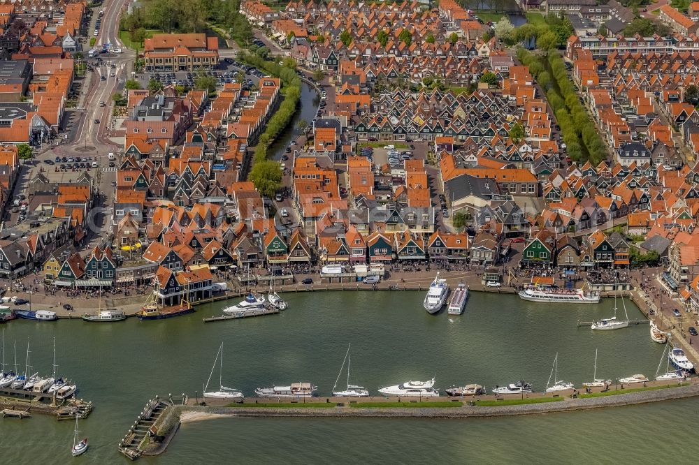 Volendam from the bird's eye view: View of the town of Volendam on the coast to the IJsselmeer in Holland - Netherlands