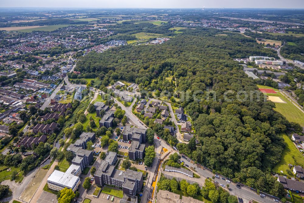 Aerial image Bergkamen - Urban area with forest area on the Kleiweg in the district Weddinghofen in Bergkamen in the Ruhr area in the state North Rhine-Westphalia, Germany