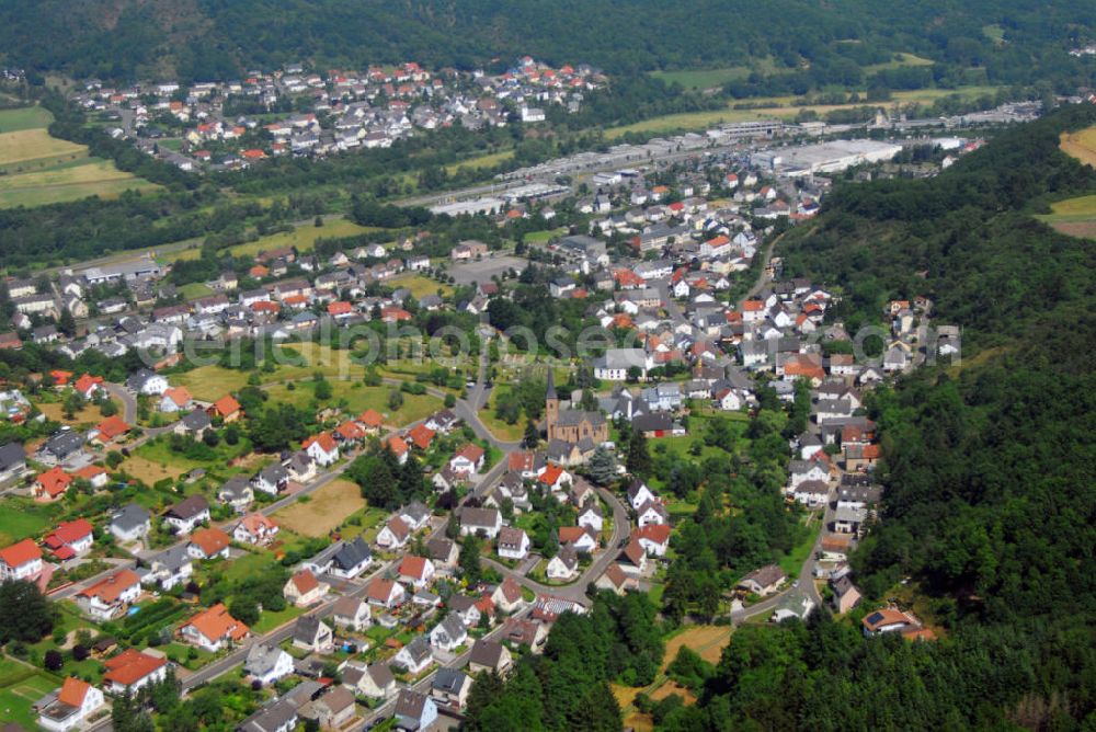 Idar-Oberstein / OT Weierbach from above - Blick auf den Ortsteil Weierbach von Idar-Oberstein. Weierbach bildete sich um 300 n.Chr. aus einer Römersiedlung heraus und ist bekannt für das Julchen, die Braut des berühmten Räuberhauptmannes. Wo einst der Hannes durch den Wald, d. h. der Schinderhannes, gehaust hat, sitzen heute die Spießgesellen. Es sind Weierbacher Vereinsmitglieder beim Spießbratenessen. Die lokale Symbolfigur ist der Spitzbub: Die Weierbacher trugen diesen Beinamen. Seit 1969 ist Weierbach Ortsteil von Idar-Oberstein, mit inzwischen fast 3.000 Einwohnern. Kontakt: Weierbach Stadt Idar-Oberstein, Georg-Maus-Str. 1, 55743 Idar-Oberstein, Tel.: 06781/64-0,