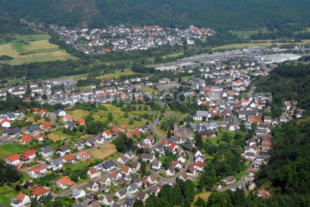 Idar-Oberstein / OT Weierbach from the bird's eye view: Blick auf den Ortsteil Weierbach von Idar-Oberstein. Weierbach bildete sich um 300 n.Chr. aus einer Römersiedlung heraus und ist bekannt für das Julchen, die Braut des berühmten Räuberhauptmannes. Wo einst der Hannes durch den Wald, d. h. der Schinderhannes, gehaust hat, sitzen heute die Spießgesellen. Es sind Weierbacher Vereinsmitglieder beim Spießbratenessen. Die lokale Symbolfigur ist der Spitzbub: Die Weierbacher trugen diesen Beinamen. Seit 1969 ist Weierbach Ortsteil von Idar-Oberstein, mit inzwischen fast 3.000 Einwohnern. Kontakt: Weierbach Stadt Idar-Oberstein, Georg-Maus-Str. 1, 55743 Idar-Oberstein, Tel.: 06781/64-0,