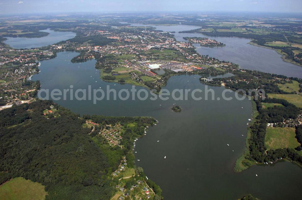 Aerial photograph Werder (Havel) - Blick auf Werder und Umgebung. Werder ist eine Stadt westlich von Potsdam im Bundesland Brandenburg im Landkreis Potsdam-Mittelmark. Als staatlich anerkannter Erholungsort ist Werder überregional durch das jährliche Baumblütenfest im Mai bekannt, das zu den größten Volksfesten in Deutschland zählt. Die Stadt Werder wird erstmals 1317 erwähnt, die erste Besiedlung liegt bereits 10.000 Jahre zurück. Zunächst als Obststadt bekannt, ist der Weinbau nach der Fischerei das zweitälteste Gewerbe der Stadt Werder. Werder bedeutet von Wasser umgebenes Land. Werder ist vom Schwielowsee, Glindower See, Großer Plessower See und Großer Zernsee umgeben. Kontakt: Stadt Werder (Havel), Eisenbahnstr. 13-14, 14542 Werder (Havel),