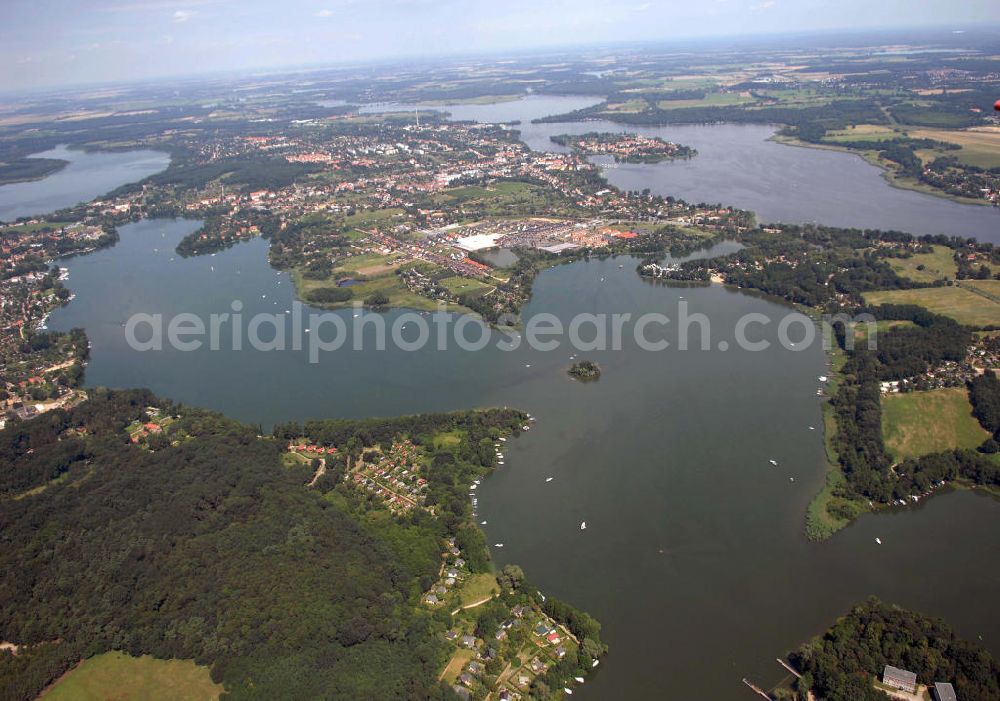 Werder (Havel) from above - Blick auf Werder und Umgebung. Werder ist eine Stadt westlich von Potsdam im Bundesland Brandenburg im Landkreis Potsdam-Mittelmark. Als staatlich anerkannter Erholungsort ist Werder überregional durch das jährliche Baumblütenfest im Mai bekannt, das zu den größten Volksfesten in Deutschland zählt. Die Stadt Werder wird erstmals 1317 erwähnt, die erste Besiedlung liegt bereits 10.000 Jahre zurück. Zunächst als Obststadt bekannt, ist der Weinbau nach der Fischerei das zweitälteste Gewerbe der Stadt Werder. Werder bedeutet von Wasser umgebenes Land. Werder ist vom Schwielowsee, Glindower See, Großer Plessower See und Großer Zernsee umgeben. Kontakt: Stadt Werder (Havel), Eisenbahnstr. 13-14, 14542 Werder (Havel),