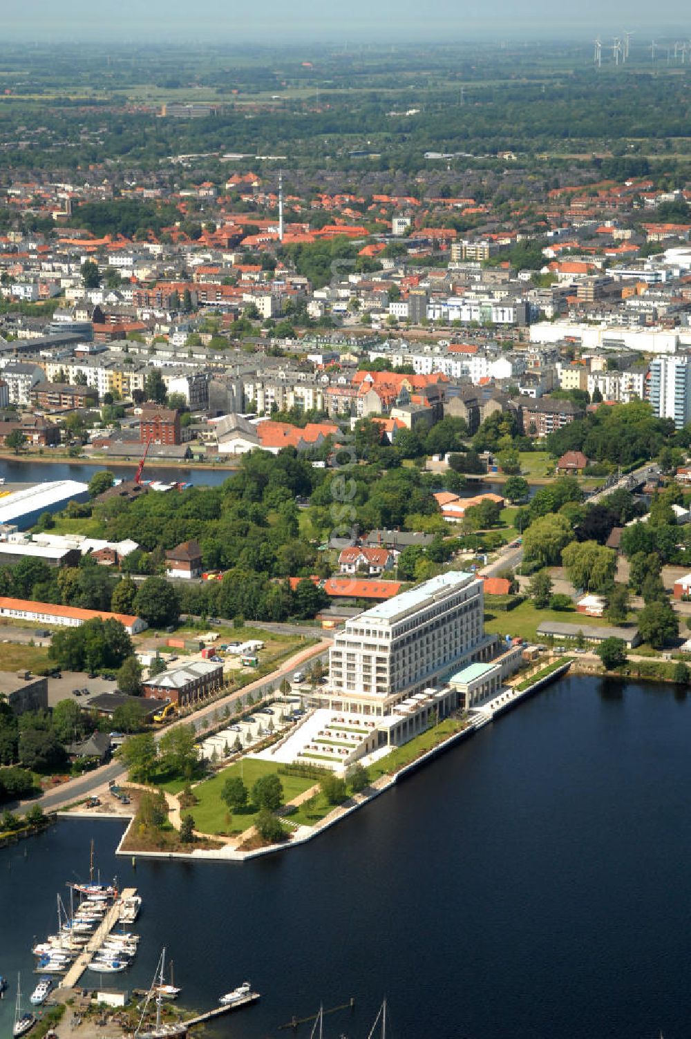 Aerial image Wilhelmshaven - Stadtansicht von Wilhelmshaven in Niedersachsen mit Blick auf den Ems-Jade-Kanal und der Jadestraße. City view of Wilhelmshaven over the Ems-Jade-Canal in Lower Saxony / NI.