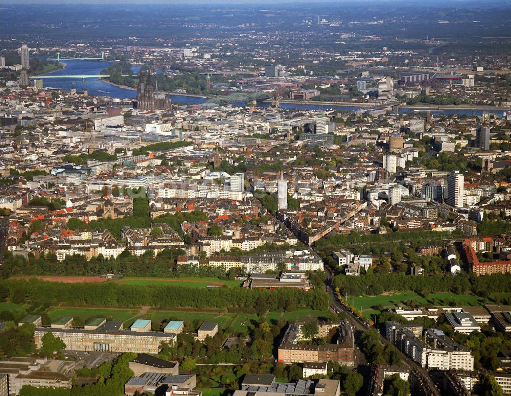 Köln from above - Stadtansicht vom südwestlichen Bereich der Rheinmetropole entlang den Wohngebieten an der Universität im Bereich der Zülpicher Straße. City view from the southwest area of the Rhine metropolis along the residential areas at the university in the field of Zülpicher road.