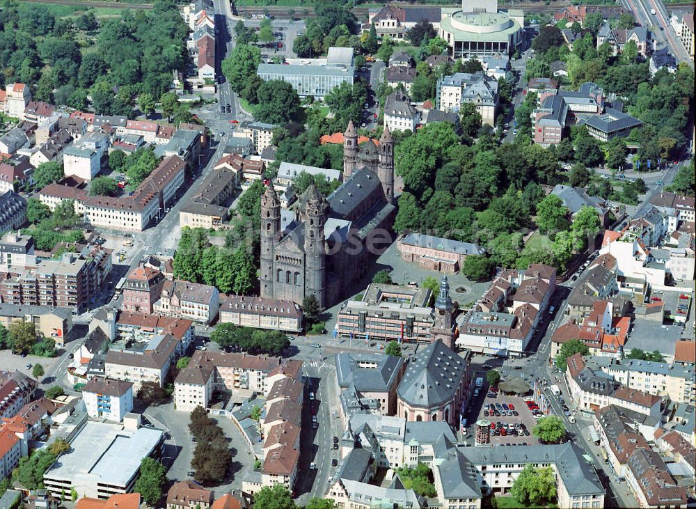 Worms from above - Stadtansicht mit dem Dom St. Peter. Die Kathedrale aus dem 11. - 12. Jh. ist ein bedeutendes Zeugnis des hochromanischen Baustils. Sie gilt als eine der schönsten romanischen Bauten in Deutschland. Stadtansicht mit dem Dom St. Peter. Die Kathedrale aus dem 11. - 12. Jh. ist ein bedeutendes Zeugnis des hochromanischen Baustils. Sie gilt als eine der schönsten romanischen Bauten in Deutschland.