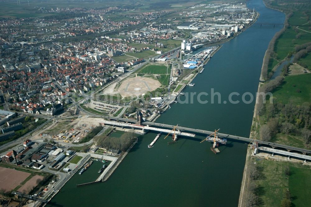 Aerial photograph Worms - City view of the residential area in Worms at the bank of the river Rhine in the state of Rhineland-Palatinate. The federal highway B47 rund across the river