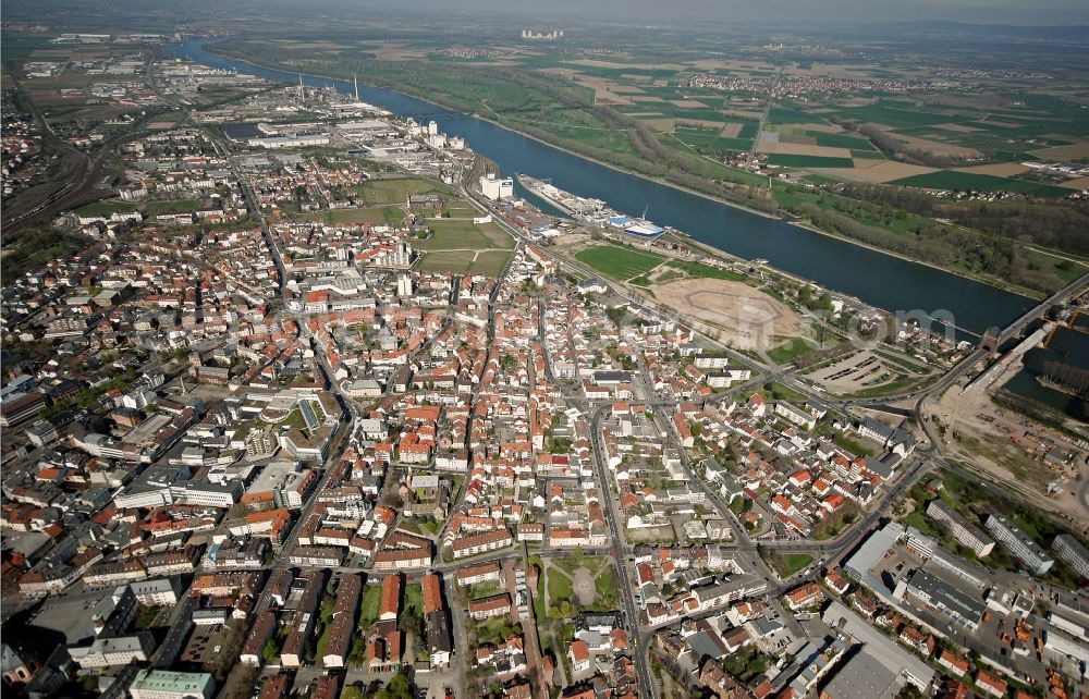 Aerial photograph Worms - City view of the residential area and the fairground of the Backfischfest in Worms at the bank of the river Rhine in the state of Rhineland-Palatinate