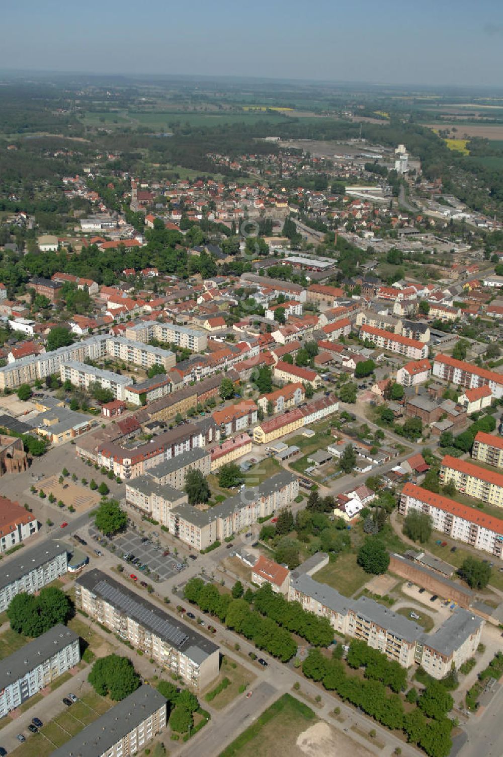 Wriezen from the bird's eye view: Blick auf die Stadt Wriezen. Die erste urkundliche Erwähnung fand der brandenburgische Ort 1247. Die Stadt liegt im westlichen Oderbruch an der Alten Oder und hat ca. 7.800 Einwohner. Kontakt: Stadt Wriezen , Der Bürgermeister, Freienwalder Straße 50, 16269 Wriezen