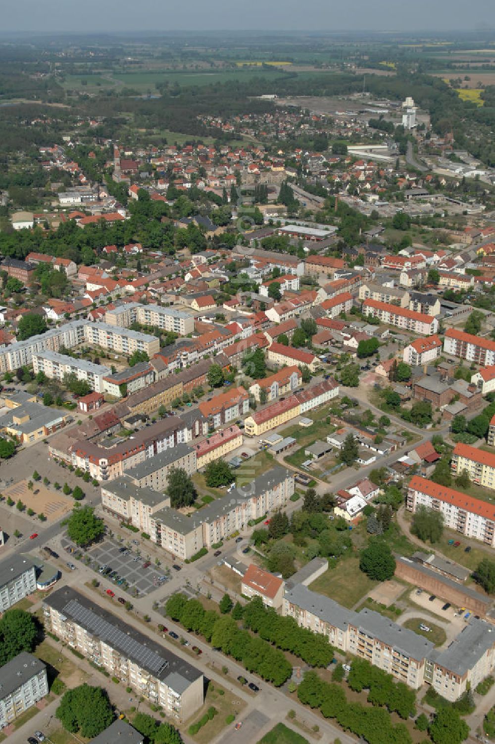 Wriezen from above - Blick auf die Stadt Wriezen. Die erste urkundliche Erwähnung fand der brandenburgische Ort 1247. Die Stadt liegt im westlichen Oderbruch an der Alten Oder und hat ca. 7.800 Einwohner. Kontakt: Stadt Wriezen , Der Bürgermeister, Freienwalder Straße 50, 16269 Wriezen