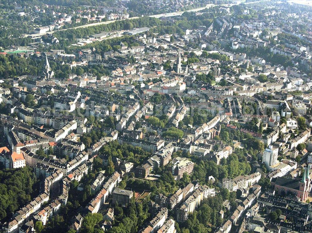 Wuppertal from above - , Die Stadt der weltberühmten Schwebebahn hat eine ganze Menge zu bieten: Großstadt im Grünen, wirtschaftliches und kulturelles Zentrum des Bergischen Landes, Universitätsstadt, Tanztheater Pina Bausch, bedeutende Museen, Historische Stadthalle usw.