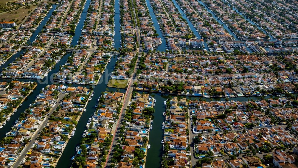 Empuriabrava from the bird's eye view: Cityscape from the center of Empuriabrava in Spain