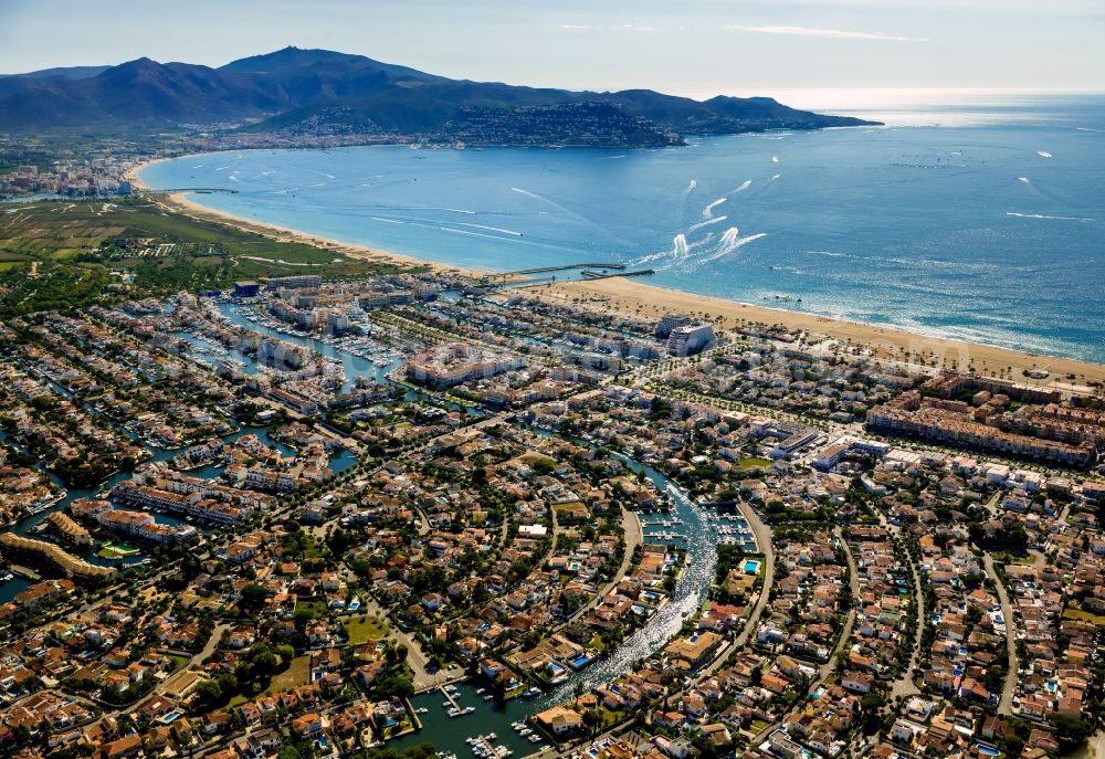 Aerial photograph Empuriabrava - Cityscape from the center of Empuriabrava in Spain