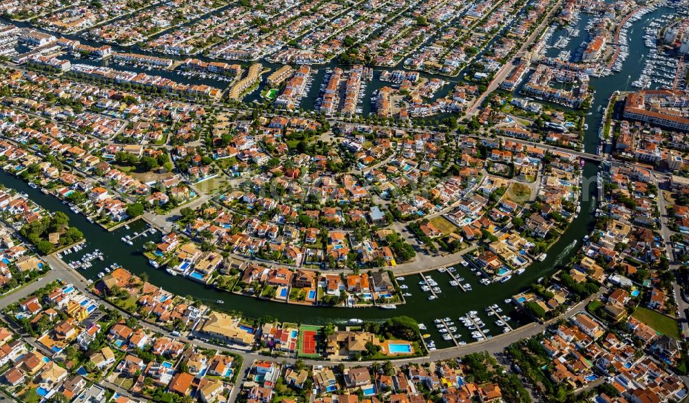 Empuriabrava from the bird's eye view: Cityscape from the center of Empuriabrava in Spain