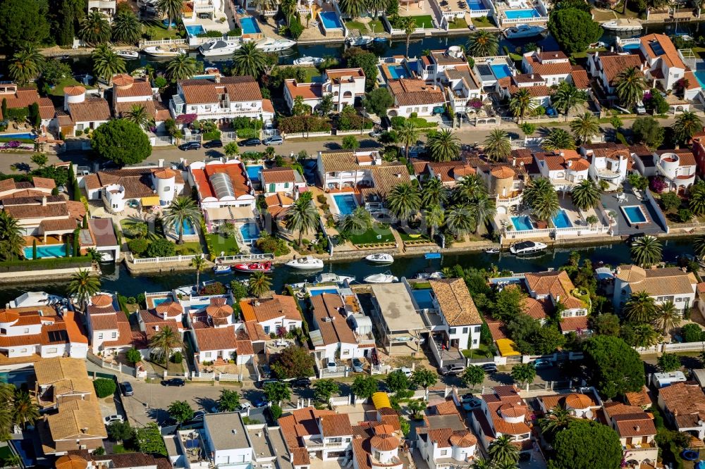 Aerial photograph Empuriabrava - Cityscape from the center of Empuriabrava in Spain