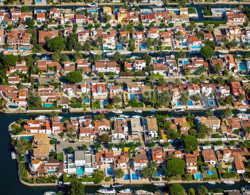 Empuriabrava from the bird's eye view: Cityscape from the center of Empuriabrava in Spain