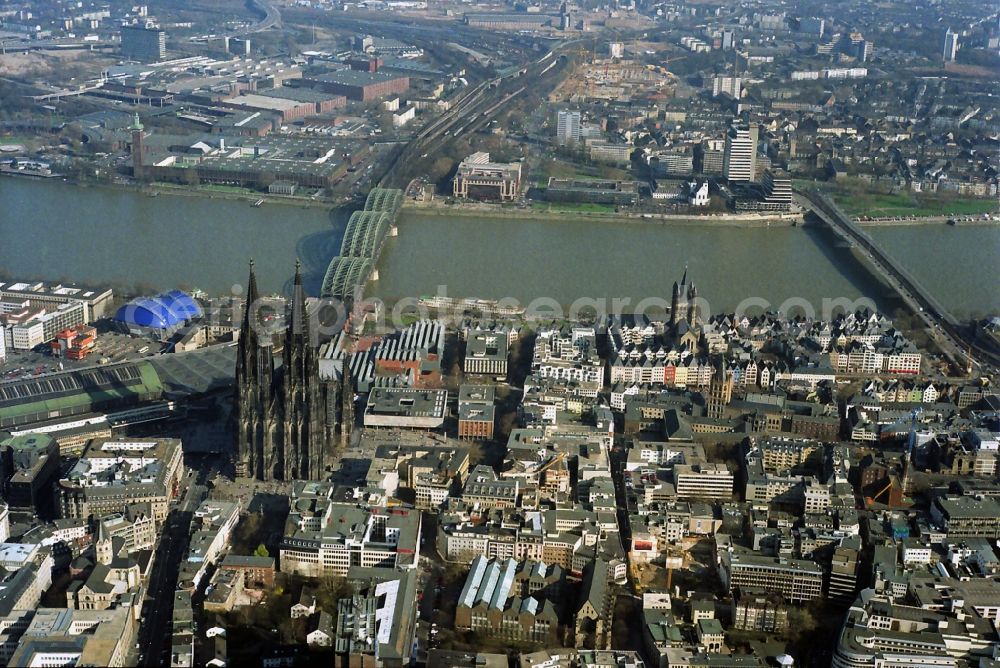 Aerial image Köln - View of the Cologne Cathedral in the center of Cologne, near central station. The Cologne Cathedral is a Roman Catholic church in the Gothic style in Cologne and the Cathedral of the Archdiocese of Cologne. It is the second highest church building in Europe and the third highest in the world