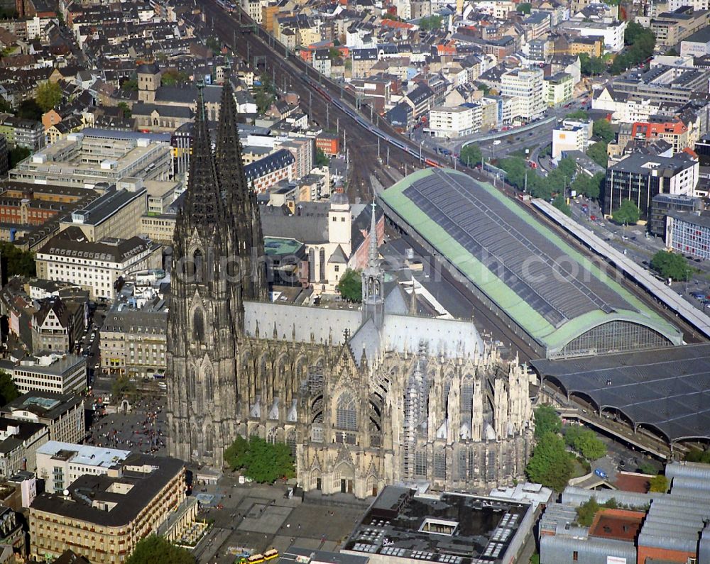 Aerial image Köln - View of the Cologne Cathedral in the center of Cologne, near central station. The Cologne Cathedral is a Roman Catholic church in the Gothic style in Cologne and the Cathedral of the Archdiocese of Cologne. It is the second highest church building in Europe and the third highest in the world