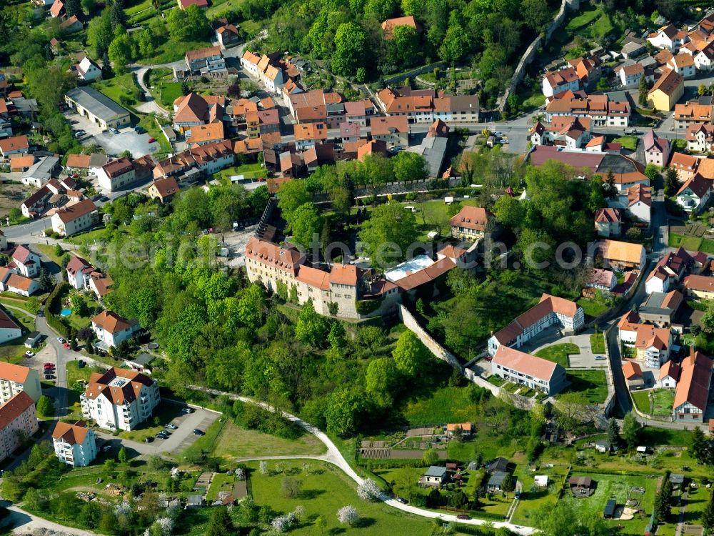 Creuzburg from the bird's eye view: Townscape of the historic centre of Creuzburg with its castle in the state of Thuringia. The medieval stronghold is located on a hill above the valley of the river Werra and stems from the 12th century. The compound consists of the Roman castle, the terraces of the park and parts of the town wall. Today, a hotel, the town hall and the local museum are on site