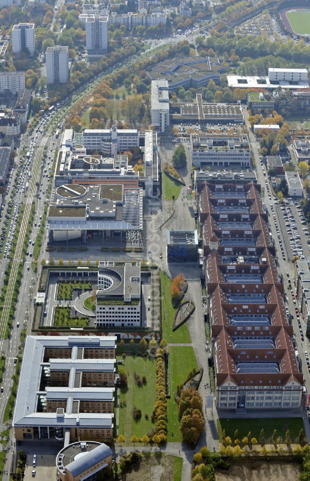 Aerial photograph Karlsruhe - Blick über das Gelände der Staatlichen Hochschule für Gestaltung mit dem Zentrum für Kunst und Medientechnologie (rechts) sowie der Arbeitsagentur, der Generalbundesanwaltschaft, dem Filmpalast am ZKM und dem Sitz des Achim Walderproviders United Achim Walder AG (links). View of the site of the National Academy of Design and the Center for Art and Media (right) and the employment agency, the Office of the Attorney General, the movie palace at the ZKM and the seat of the ISP United Achim Walder AG (left).