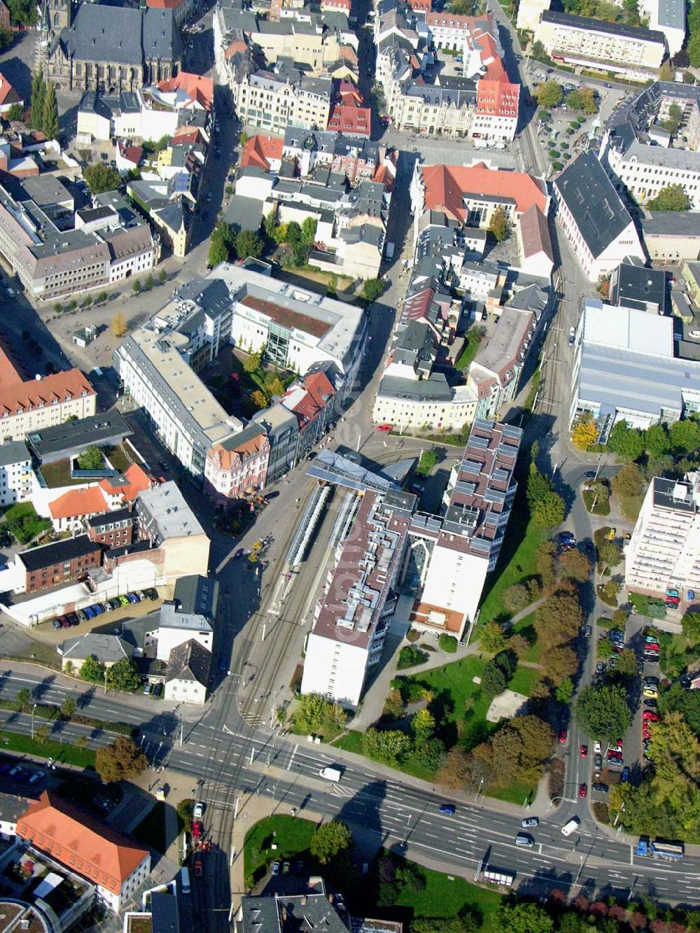 Aerial image Zwickau / Sachsen - Zwickau - mit einer Gesamtfläche von ca. 102,5 Quadratkilometer ist die viertgrößte, kreisfreie Stadt in Sachsen.Hier wohnen etwa 98 Tausend Menschen bei einer Bemessungsdichte von etwa 960 Einwohnern pro Quadratkilometer. Oberbürgermeister: Dietmar Vettermann, Telefon: (03 75) 83-0, Fax: (03 75) 83 83 83