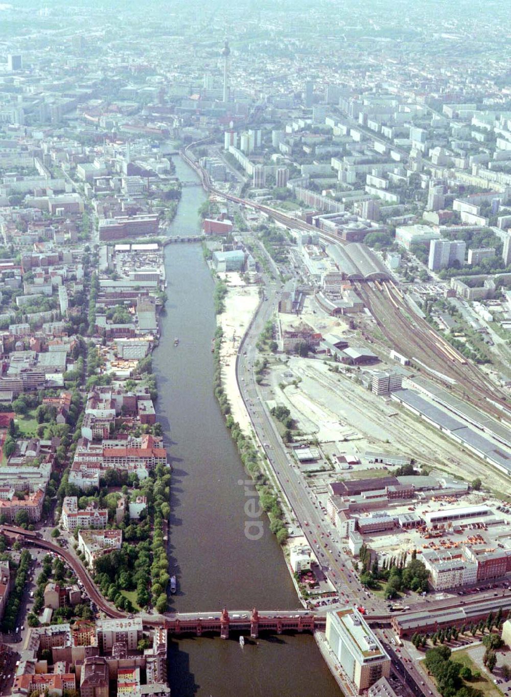 Aerial photograph Berlin - Friedrichshain - Wohngebiete am Berliner Ostbahnhof - Oberbaumbrücke in Berlin Friedrichshain - Kreuzberg.