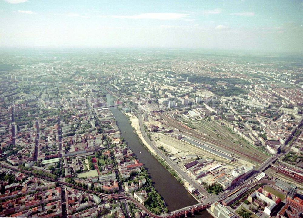 Berlin - Friedrichshain from above - Wohngebiete am Berliner Ostbahnhof - Oberbaumbrücke in Berlin Friedrichshain - Kreuzberg.