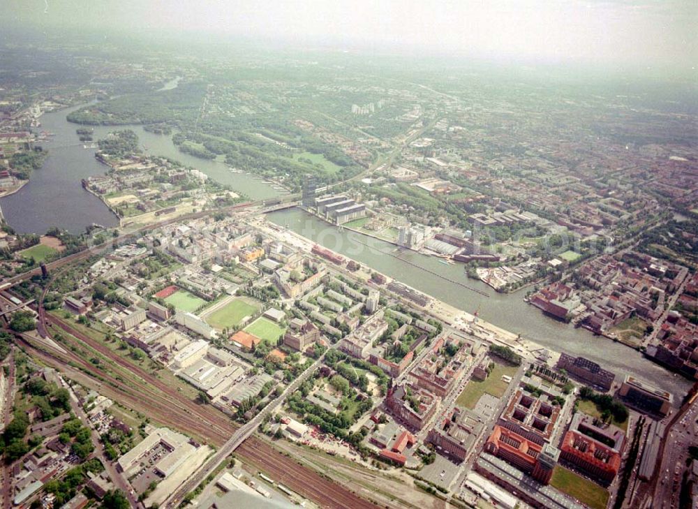 Aerial photograph Berlin - Friedrichshain - Wohngebiete am Berliner Ostbahnhof - Oberbaumbrücke in Berlin Friedrichshain - Kreuzberg.