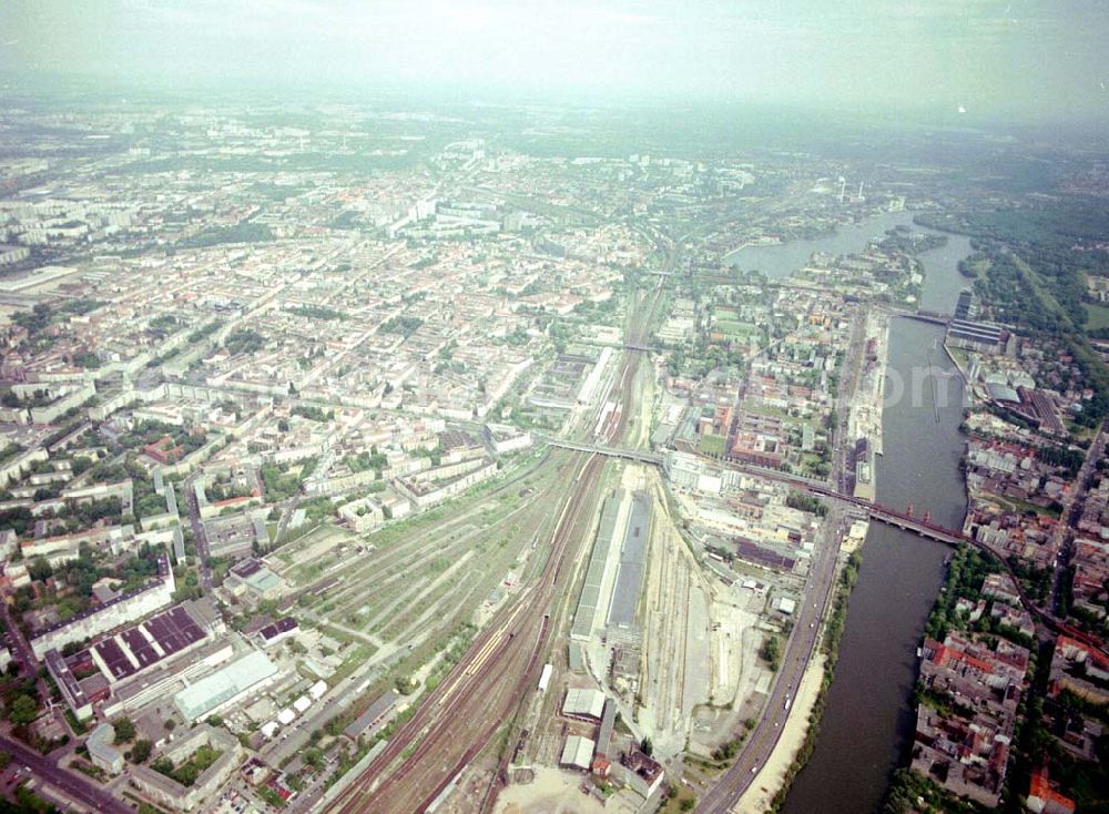 Aerial image Berlin - Friedrichshain - Wohngebiete am Berliner Ostbahnhof - Oberbaumbrücke in Berlin Friedrichshain - Kreuzberg.