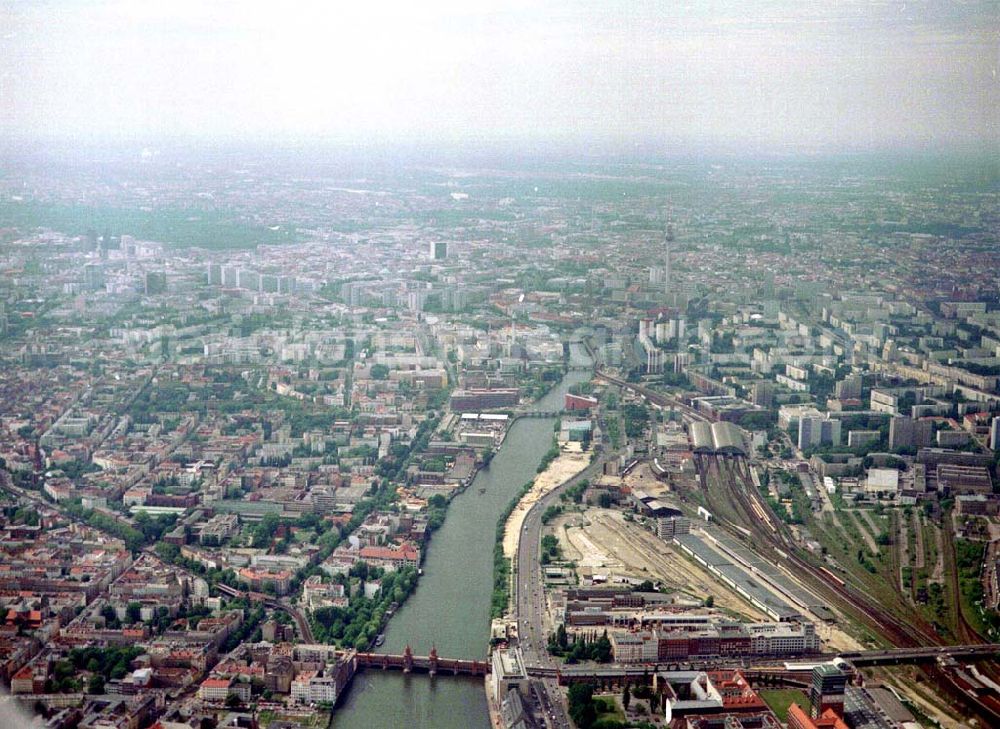 Berlin - Friedrichshain from the bird's eye view: Wohngebiete am Berliner Ostbahnhof - Oberbaumbrücke in Berlin Friedrichshain - Kreuzberg.