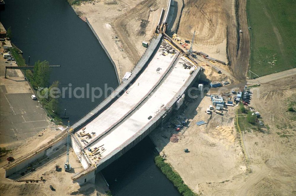 Aerial photograph Berlin - Johannisthal - 28.04.2004Berlin / Johannisthal Brückenbau zur Stadtautobahn am Teltow-Kanal im Bereich des Hafens Rudow-Ost am Randes des Gelände des ehem Flugplatz Johannisthal. Schälerbau Berlin GmbH