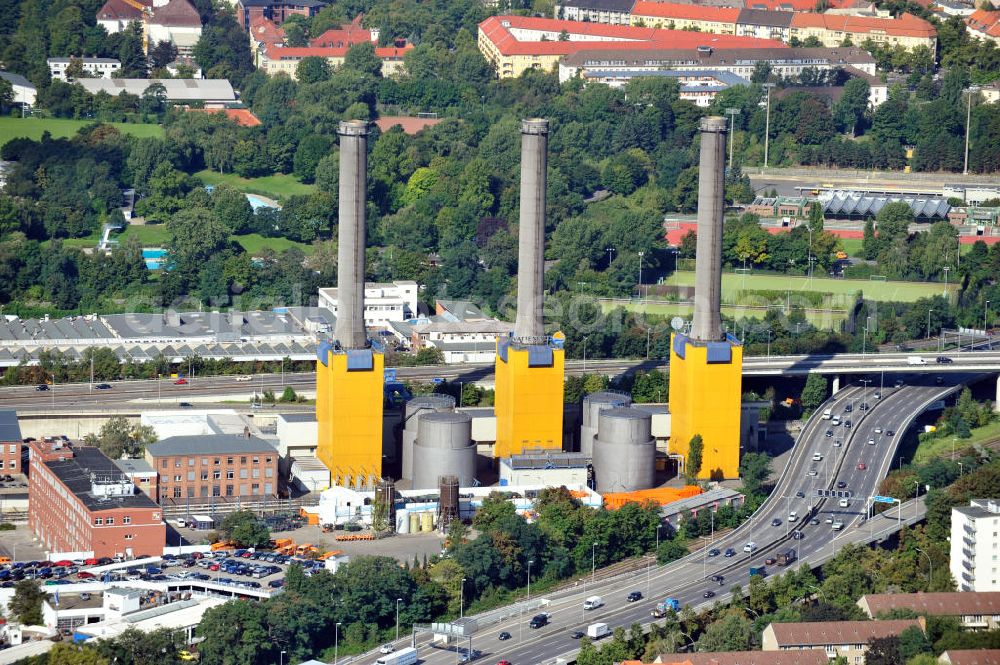 Berlin from the bird's eye view: Blick auf die Stadtautobahn (A100) und dem Vattenfall-Kraftwerk in Berlin-Wilmersdorf. Die Autobahn verläuft mitten in Berlin und verbindet in einem Südwestbogen die Bezirke Mitte, Charlottenburg-Wilmersdorf, Tempelhof-Schöneberg und Neukölln. View to the city motorway and the generating station in Berlin-Wilmersdorf. The motorway connects different city districts of Berlin.