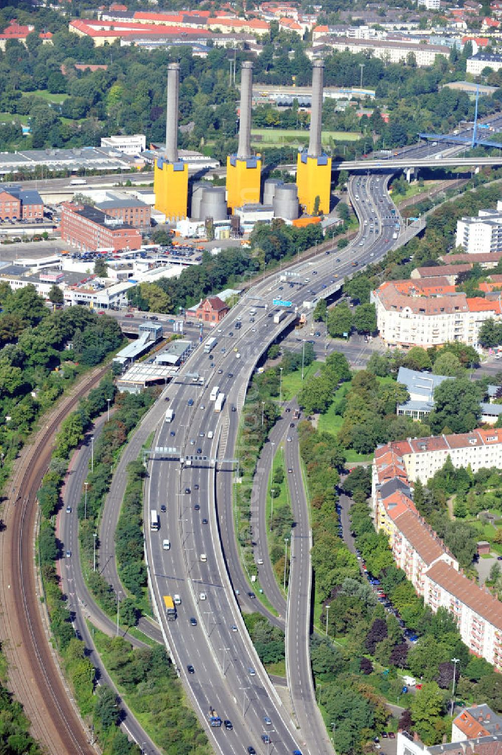 Aerial image Berlin - Blick auf die Stadtautobahn (A100) und dem Vattenfall-Kraftwerk in Berlin-Wilmersdorf. Die Autobahn verläuft mitten in Berlin und verbindet in einem Südwestbogen die Bezirke Mitte, Charlottenburg-Wilmersdorf, Tempelhof-Schöneberg und Neukölln. View to the city motorway and the generating station in Berlin-Wilmersdorf. The motorway connects different city districts of Berlin.