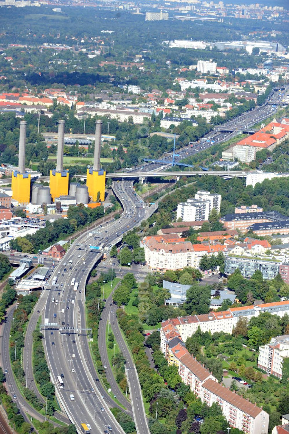 Aerial photograph Berlin - Blick auf die Stadtautobahn (A100) und dem Vattenfall-Kraftwerk in Berlin-Wilmersdorf. Die Autobahn verläuft mitten in Berlin und verbindet in einem Südwestbogen die Bezirke Mitte, Charlottenburg-Wilmersdorf, Tempelhof-Schöneberg und Neukölln. View to the city motorway and the generating station in Berlin-Wilmersdorf. The motorway connects different city districts of Berlin.