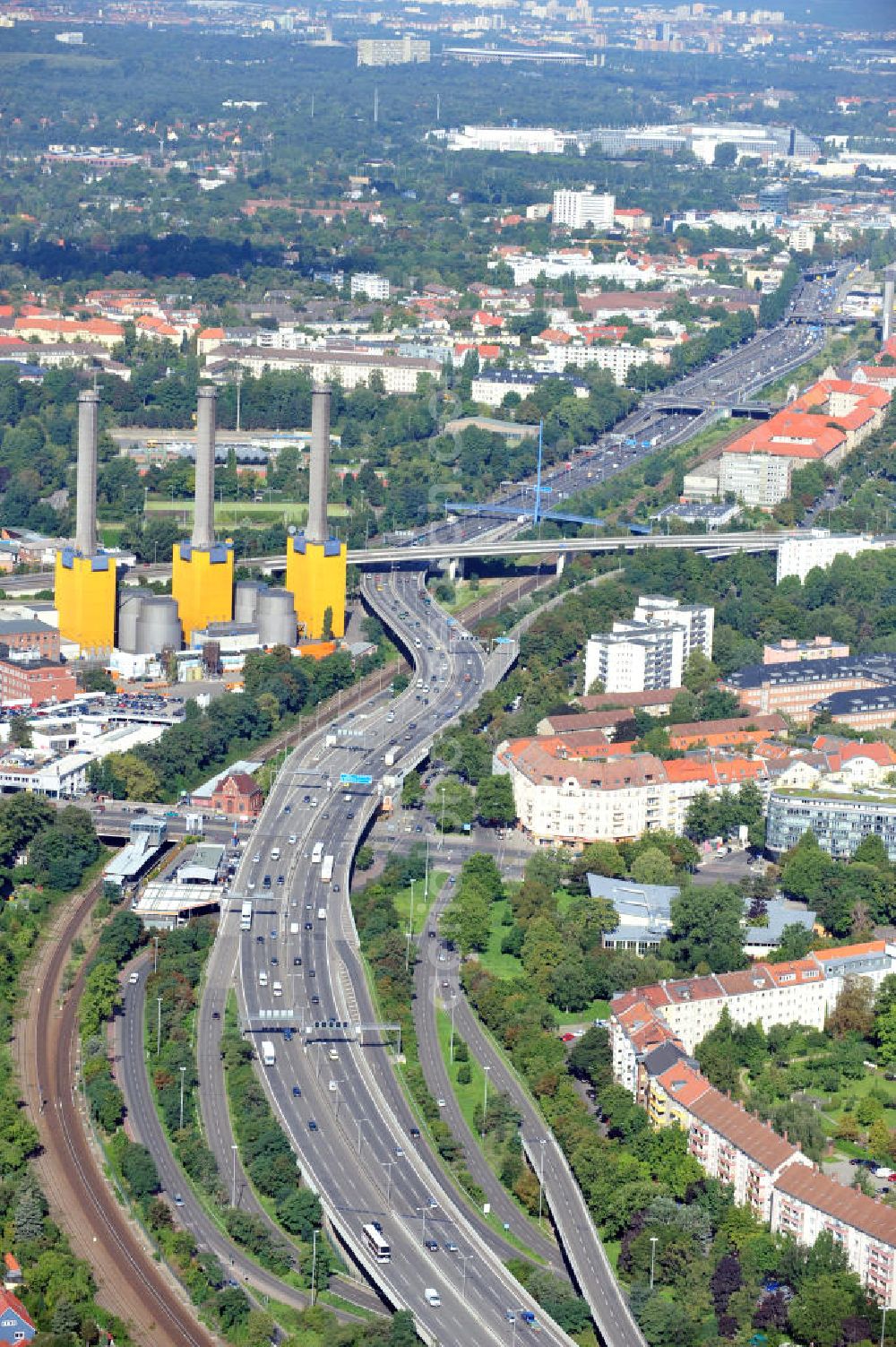 Berlin from above - Blick auf die Stadtautobahn (A100) und dem Vattenfall-Kraftwerk in Berlin-Wilmersdorf. Die Autobahn verläuft mitten in Berlin und verbindet in einem Südwestbogen die Bezirke Mitte, Charlottenburg-Wilmersdorf, Tempelhof-Schöneberg und Neukölln. View to the city motorway and the generating station in Berlin-Wilmersdorf. The motorway connects different city districts of Berlin.