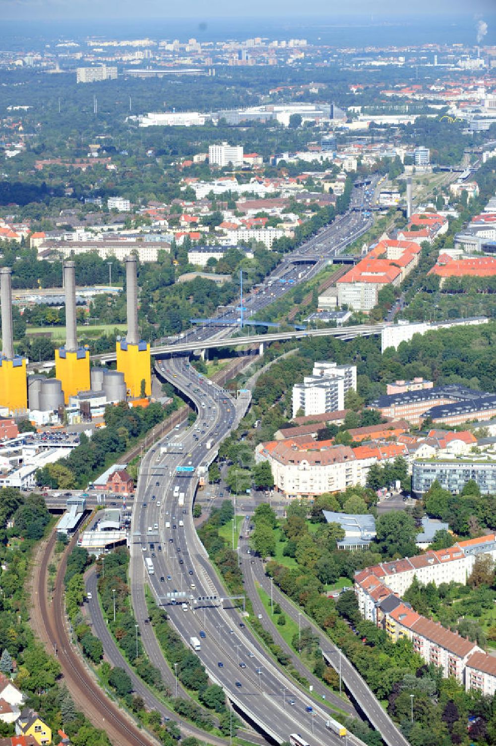 Berlin from the bird's eye view: Blick auf die Stadtautobahn (A100) und dem Vattenfall-Kraftwerk in Berlin-Wilmersdorf. Die Autobahn verläuft mitten in Berlin und verbindet in einem Südwestbogen die Bezirke Mitte, Charlottenburg-Wilmersdorf, Tempelhof-Schöneberg und Neukölln. View to the city motorway and the generating station in Berlin-Wilmersdorf. The motorway connects different city districts of Berlin.