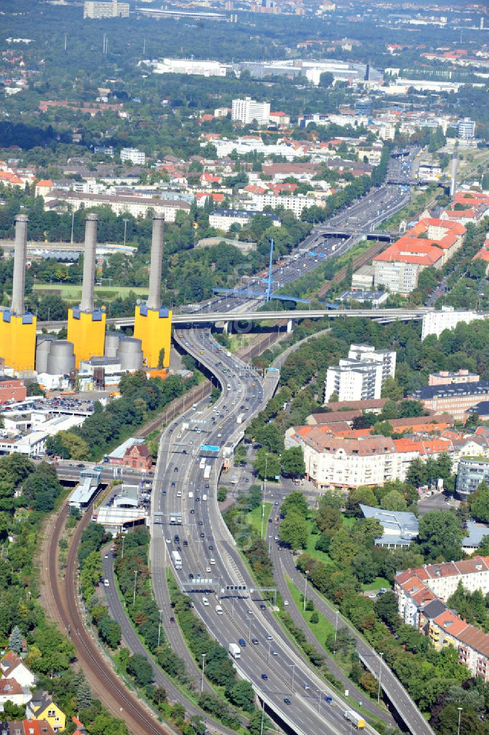 Aerial image Berlin - Blick auf die Stadtautobahn (A100) und dem Vattenfall-Kraftwerk in Berlin-Wilmersdorf. Die Autobahn verläuft mitten in Berlin und verbindet in einem Südwestbogen die Bezirke Mitte, Charlottenburg-Wilmersdorf, Tempelhof-Schöneberg und Neukölln. View to the city motorway and the generating station in Berlin-Wilmersdorf. The motorway connects different city districts of Berlin.