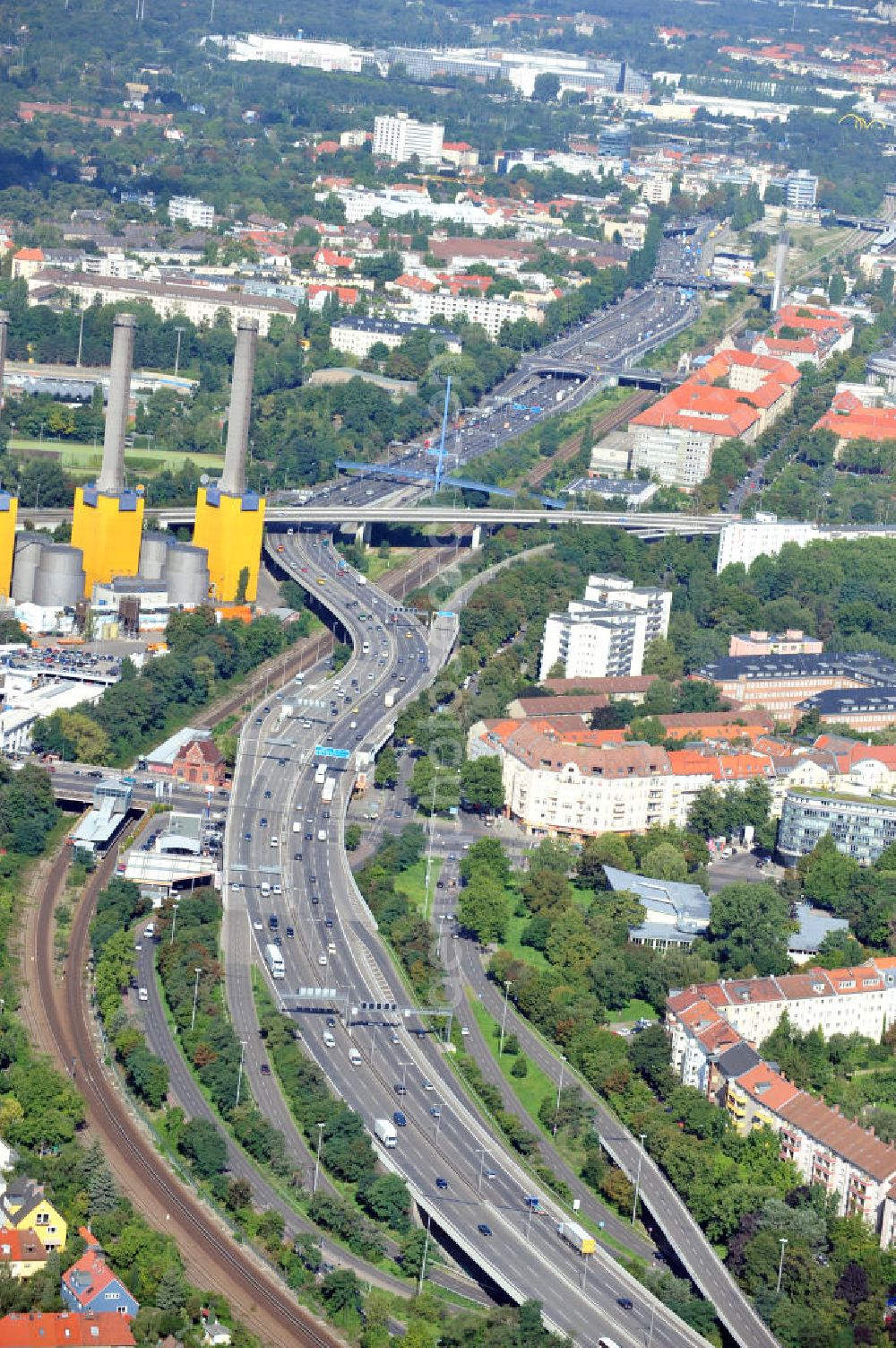 Aerial photograph Berlin - Blick auf die Stadtautobahn (A100) und dem Vattenfall-Kraftwerk in Berlin-Wilmersdorf. Die Autobahn verläuft mitten in Berlin und verbindet in einem Südwestbogen die Bezirke Mitte, Charlottenburg-Wilmersdorf, Tempelhof-Schöneberg und Neukölln. View to the city motorway and the generating station in Berlin-Wilmersdorf. The motorway connects different city districts of Berlin.