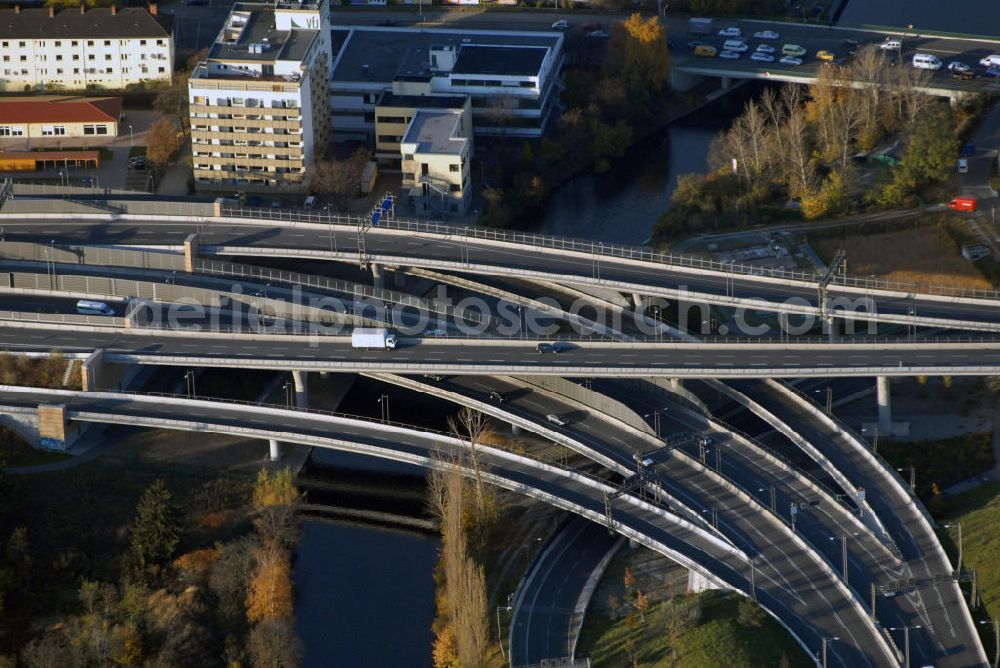 Aerial photograph Berlin - Blick auf den Verteiler der Stadtautobahnbrücke mit Aus- und Zufahrt zur Grenzallee über den Teltowkanal in Berlin. Der Teltowkanal verbindet die Spree-Oder-Wasserstraße mit der Potsdamer Havel und bildet zeitweise die Landesgrenze zwischen Berlin und Brandenburg.