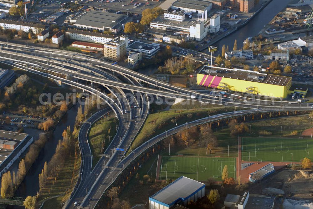 Berlin from above - Blick auf den Verteiler der Stadtautobahnbrücke mit Aus- und Zufahrt zur Grenzallee über den Teltowkanal. Der Teltowkanal verbindet die Spree-Oder-Wasserstraße mit der Potsdamer Havel und bildet zeitweise die Landesgrenze zwischen Berlin und Brandenburg. Rechts im Bild das Möbelhaus Sconto.