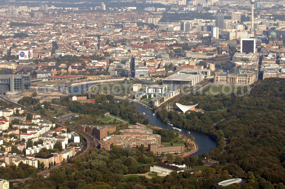 Berlin from above - Blick auf das Gebiet Moabiter Werder, das sich im Berliner Ortsteil Moabit am Nordufer der Spree erstreckt. Zu erkennen ist auch die Serpentine, ein 320m langes, gewundenes Backsteingebäude. In Berlin-Tiertgarten befindet sich die Kongresshalle, nahe dem Regierungsviertel am Spreebogen. Weit im Hintergrund erscheint nun der Alexanderplatz mit dem Fernsehturm, ihm vorangestellt das Hochhaus des Internationalen Handelszentrums.