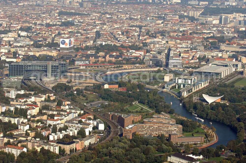 Aerial image Berlin - Blick auf das Gebiet Moabiter Werder, das sich im Berliner Ortsteil Moabit am Nordufer der Spree erstreckt. Zu erkennen ist auch die Serpentine, ein 320m langes, gewundenes Backsteingebäude. In Berlin-Tiertgarten befindet sich die Kongresshalle, nahe dem Regierungsviertel am Spreebogen, welchem der Hauptbahnhof gegenüberliegt. Weit im Hintergrund erscheint nun der Alexanderplatz mit dem Fernsehturm, ihm vorangestellt das Hochhaus des Internationalen Handelszentrums.