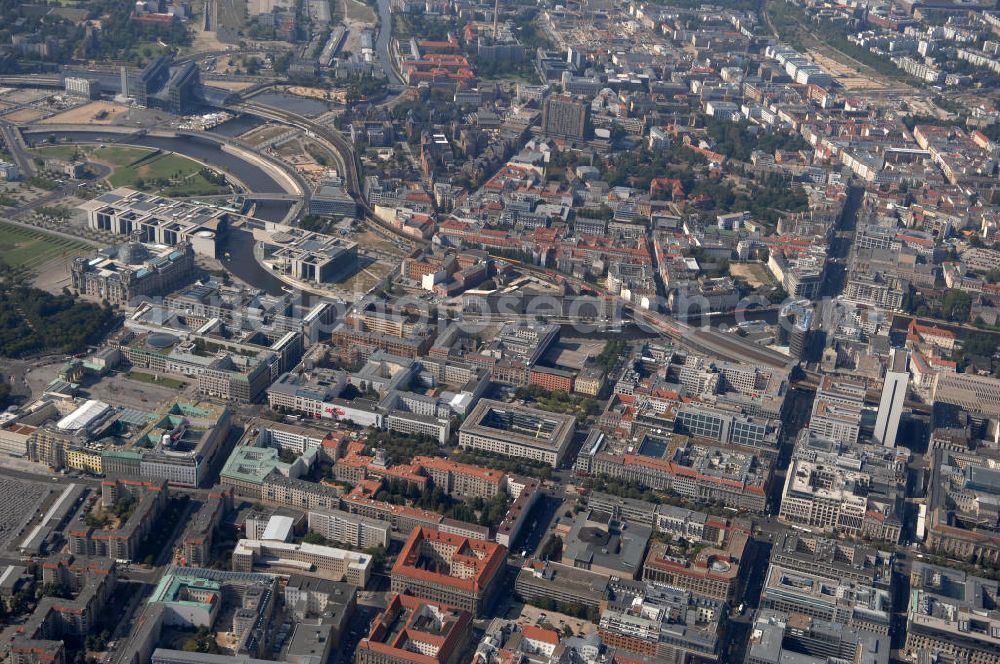 Berlin from above - Blick über Berlin-Mitte. Deutlich zu erkennen sind die Straßen Unter den Linden, die Friedrichstraße und die Wilhelmstraße, der Bahnhof Friedrichstraße, sowie der Hauptbahnhof und das Reichstagsgebäude, dazwischen schlängelt sich der Spreebogen.