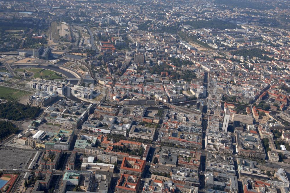 Berlin from the bird's eye view: Blick über Berlin-Mitte. Deutlich zu erkennen sind die Straßen Unter den Linden, die Friedrichstraße und die Wilhelmstraße, der Bahnhof Friedrichstraße, sowie der Hauptbahnhof und das Reichstagsgebäude, dazwischen schlängelt sich der Spreebogen.