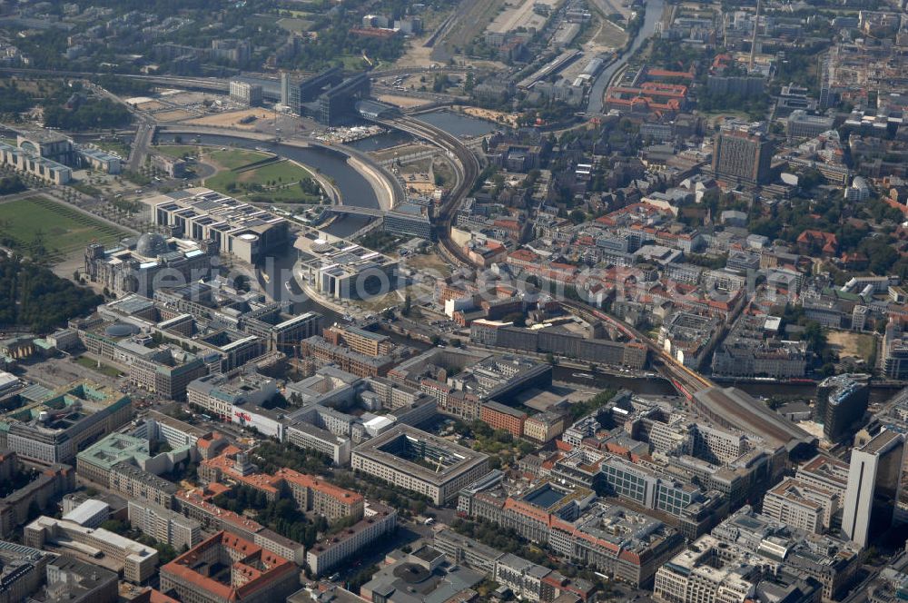 Aerial image Berlin - Blick über Berlin-Mitte. Deutlich zu erkennen sind die Straßen Unter den Linden, die Friedrichstraße und die Wilhelmstraße, der Bahnhof Friedrichstraße, sowie der Hauptbahnhof und das Reichstagsgebäude, dazwischen schlängelt sich der Spreebogen.